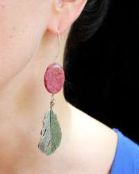 imagen de Aretes con cuarzo fresa y plumas_1