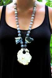 imagen de "Rebanada de una nube" - Collar con howlita y agata_1