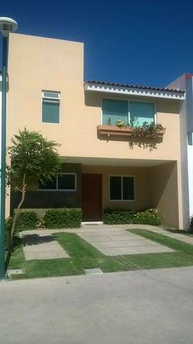 imagen de EN RENTA CASA AMUEBLADA EN COTO PRIVADO Y ALBERCA_1