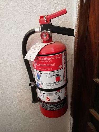 imagen de Extinguidor con letreros_1