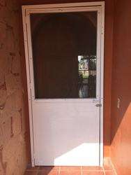 imagen de Puerta de aluminio con mosquitero_1