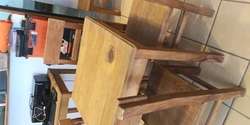 imagen de MESA DE MADERA CON 4 SILLAS_1