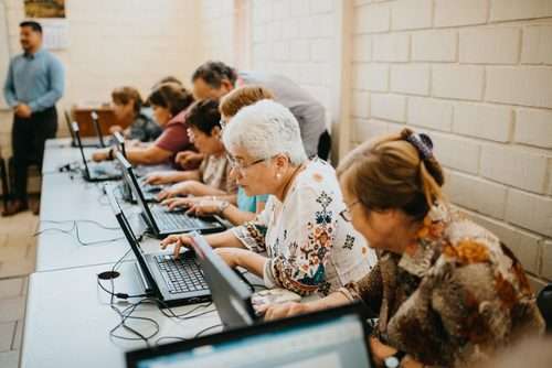 imagen de CLASES DE COMPUTACIÓN PARA ADULTOS MAYORES_1