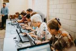 imagen de CLASES DE COMPUTACIÓN PARA ADULTOS MAYORES_1