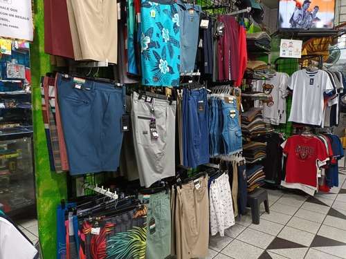 imagen de Extenso surtido en calzado y ropa_1