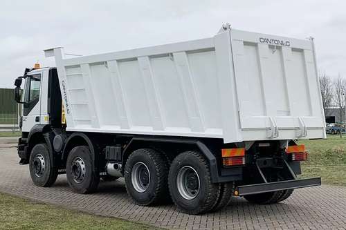 imagen de Iveco 8x4 Tipper Truck Pre-owned export 2023 model_1