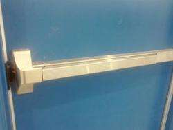 imagen de puertas salida de emergencia barras antipanico_2