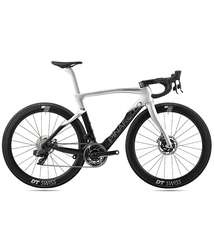 imagen de 2022 Pinarello Dogma F Red eTap AXS Disc Road Bike_2