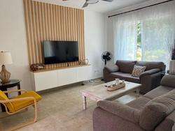 imagen de Casa moderna con paneles solares _2