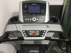 imagen de CAMINADORA LIFE FITNESS T3 impecable_3