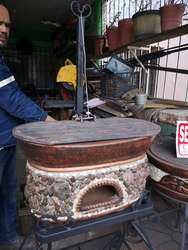 imagen de Asador de barro con parrilla levadiza _3