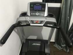 imagen de CAMINADORA LIFE FITNESS T3 impecable_4