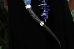 imagen de "El cuerno divino" - Collar con cuerno de Springbok con lapis lazuli y amatista_5