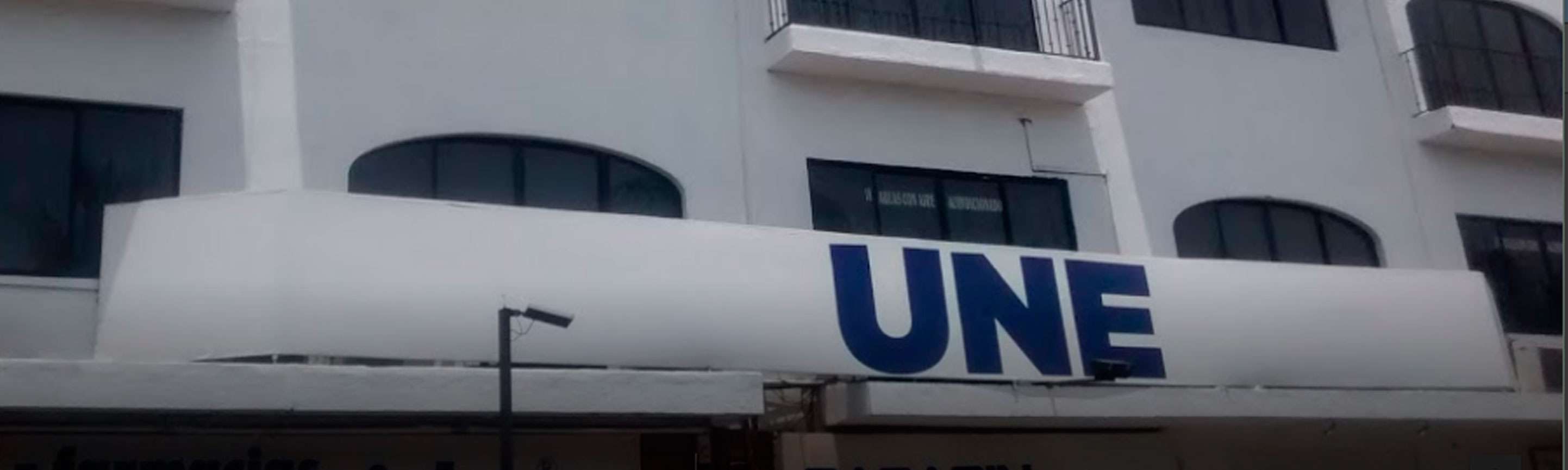 Portada de UNE